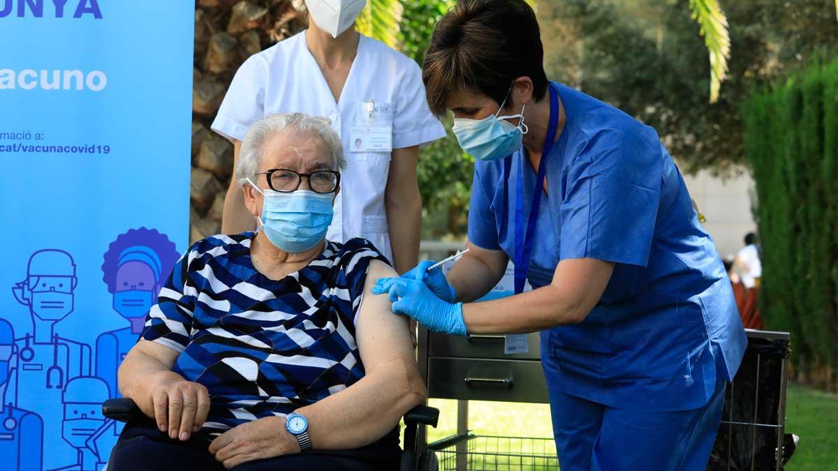 Josefa Pérez recibe la tercera dosis de la vacuna contra el covid en la residencia Feixa Llarga de L'Hospitalet