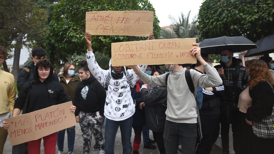 Medio centenar de alumnos de la Región claman bajo la lluvia contra la &#039;ley Castells&#039;