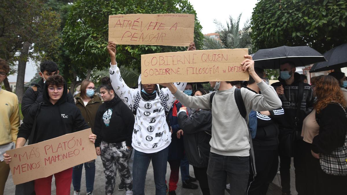 Jóvenes en la puerta de la Delegación del Gobierno en Murcia, este jueves.