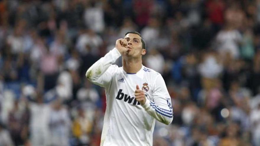 El delantero portugués del Real Madrid, Cristiano Ronaldo, celebra su tercer gol, cuarto de su equipo.