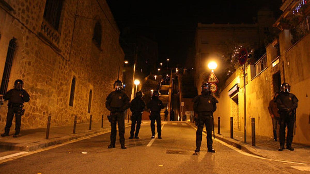 Fuerte despliegue de los Mossos d'Esquadra, en la Kasa de la Muntanya, en el barrio de Gràcia de Barcelona.