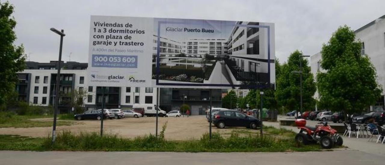 Cartel anunciando la próxima construcción de vivienda colectiva en As Lagoas, Bueu.  // Santos Álvarez