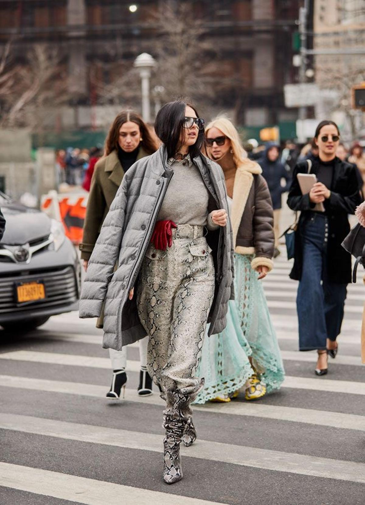 Street style Nueva York, plumas tres cuartos gris mate