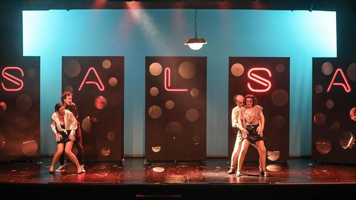 ‘La salsa’ busseja amb humor en les relacions mare-fill