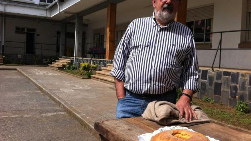 Los alumnos del colegio Aurelio Menéndez amasan con harina de trigo.