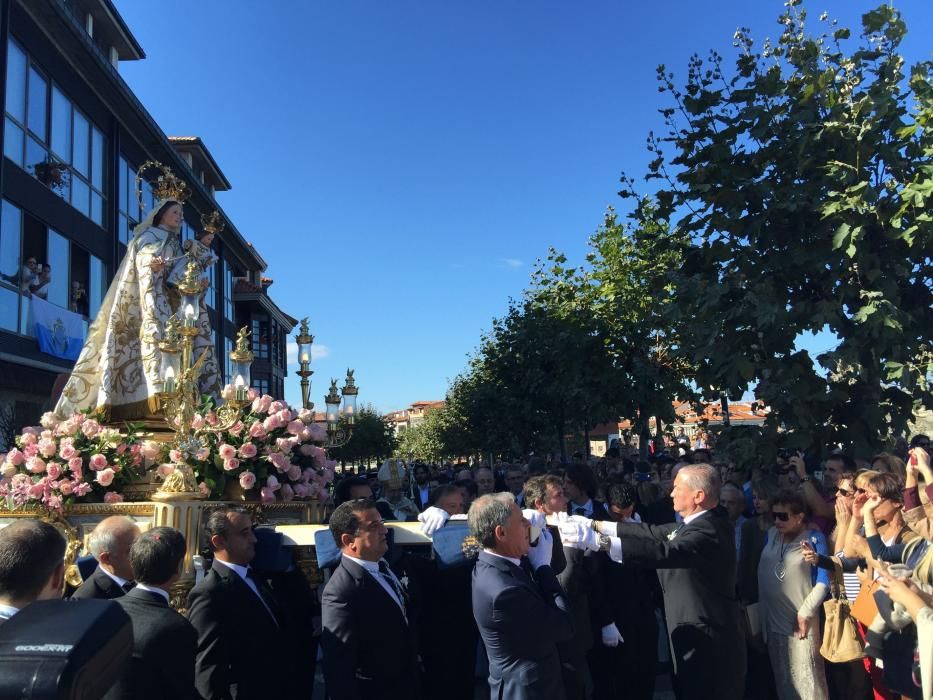 Llanes se llena para coronar a la Virgen de Guía