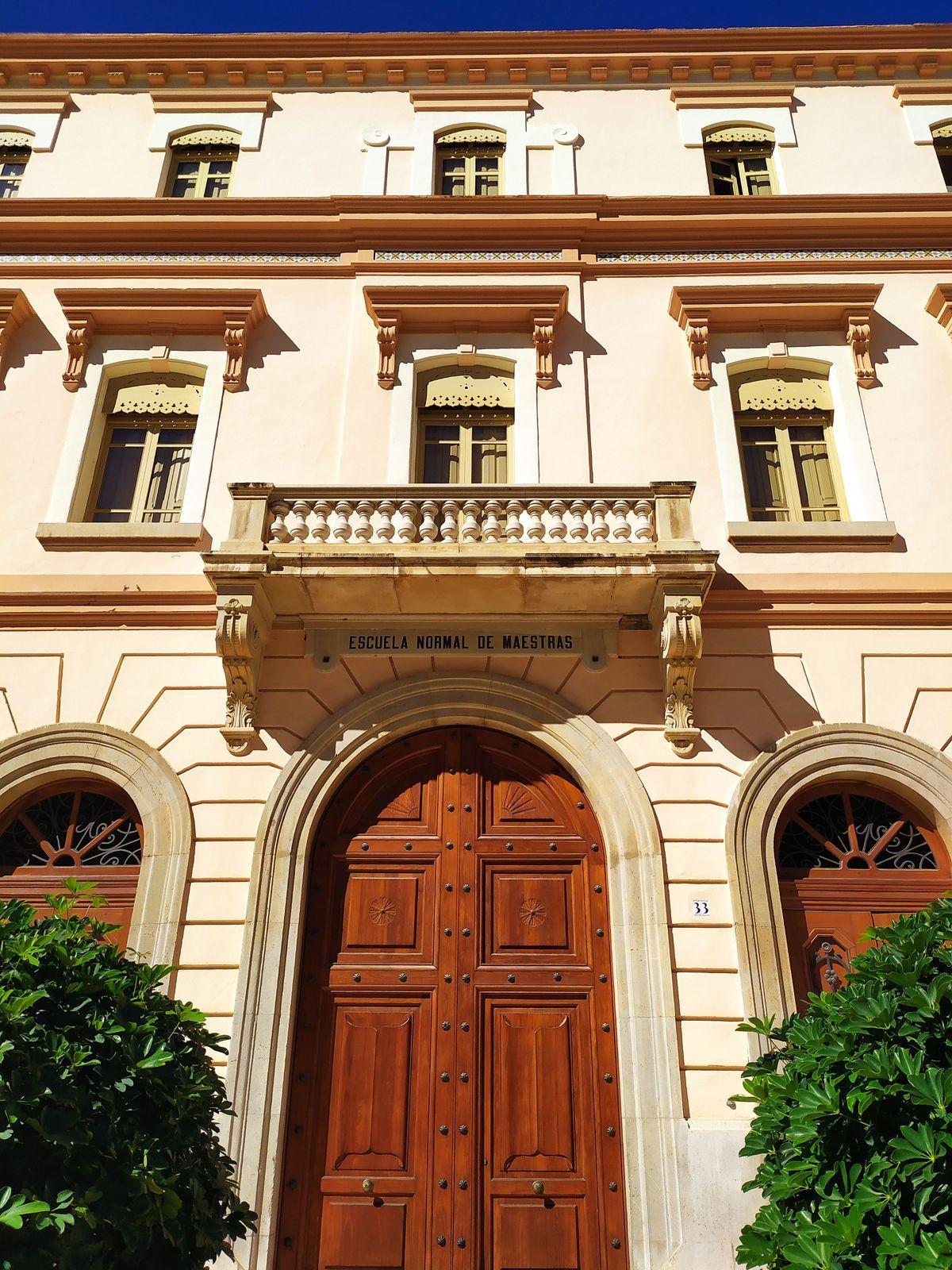 Puerta de acceso a la Escuela Normal de Maestras, situada en el ángulo izquierdo de la fachada del IES Ribalta de Castelló, con la rotulación original.