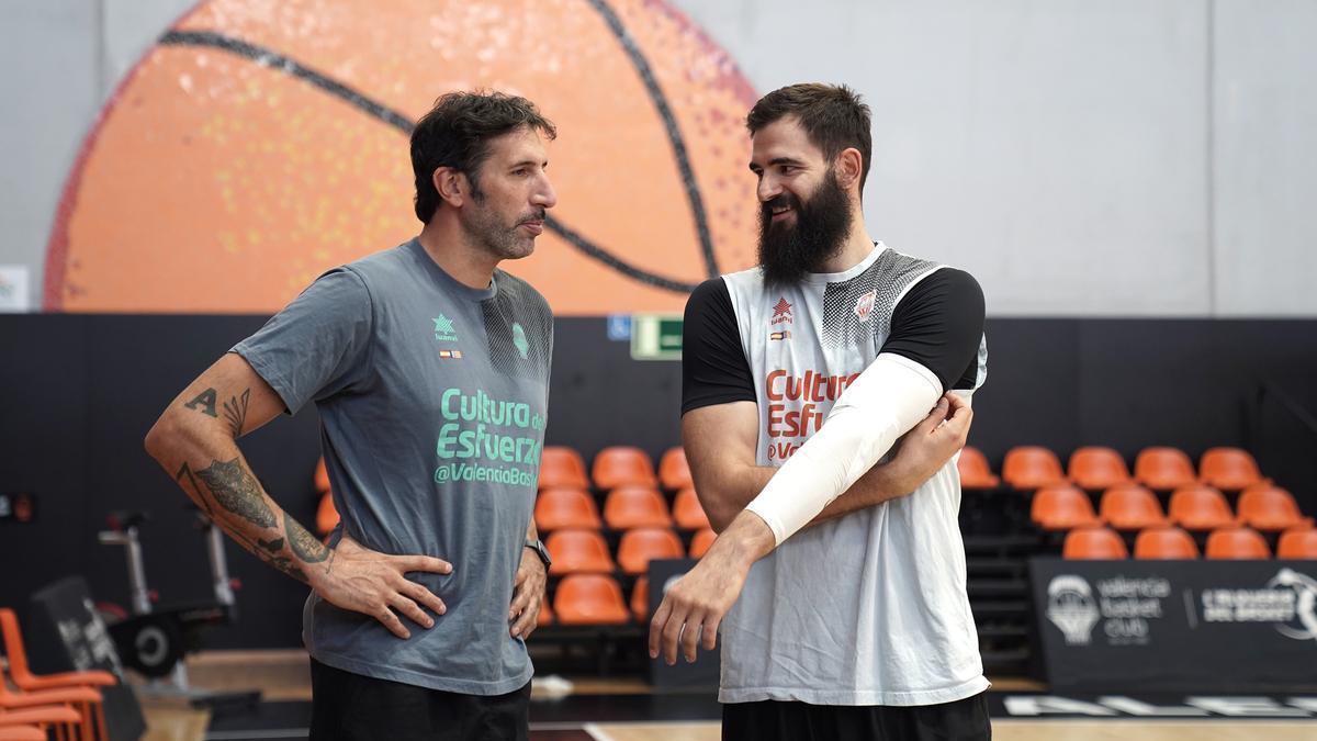 Álex Mumbrú, junto Bojan Dubljevic tras su regreso del Eurobasket