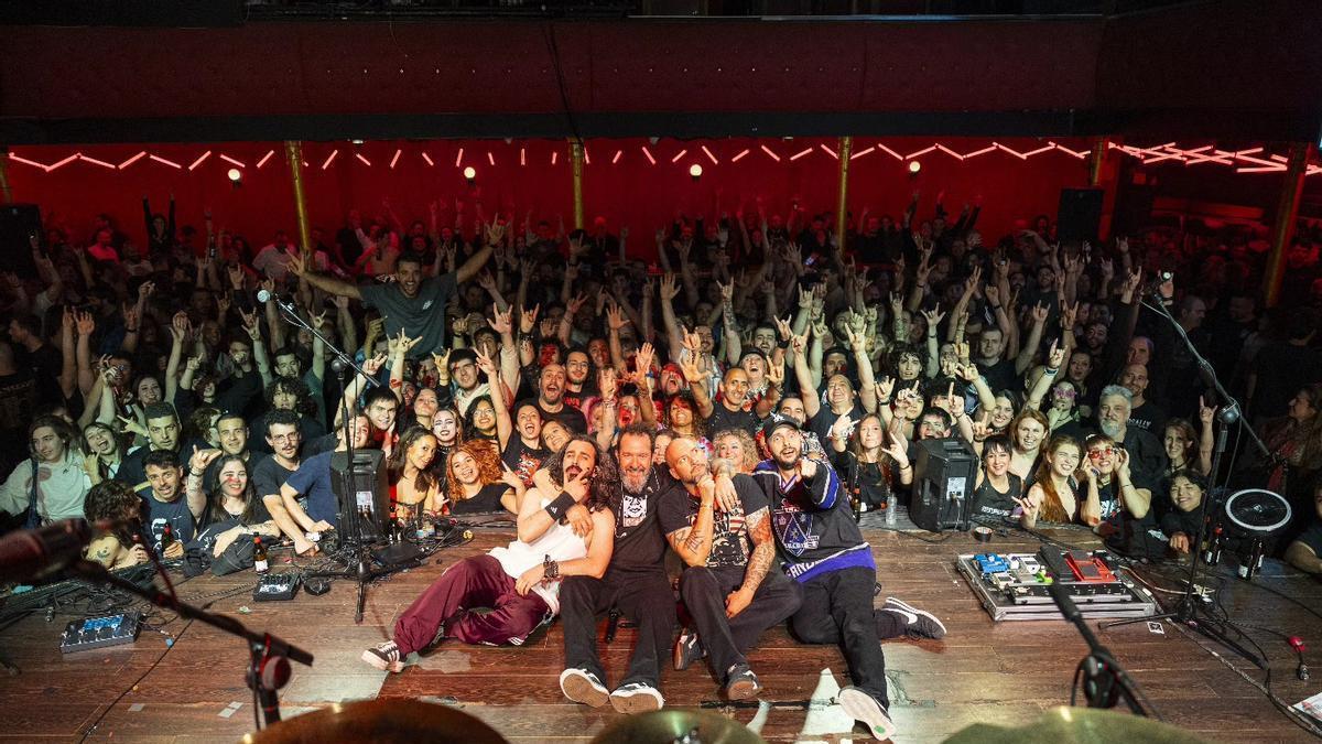 La banda aragonesa al concluir el concierto por su vigésimo aniversario en la música.