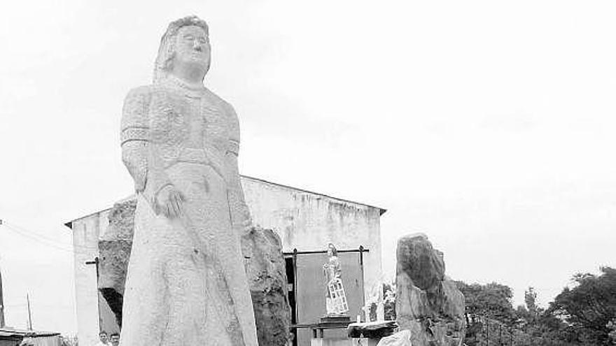 Monumento dedicado a Isabel de Borbón en el Alto de Aboño, antes de ser eliminado por el Puerto de Gijón.