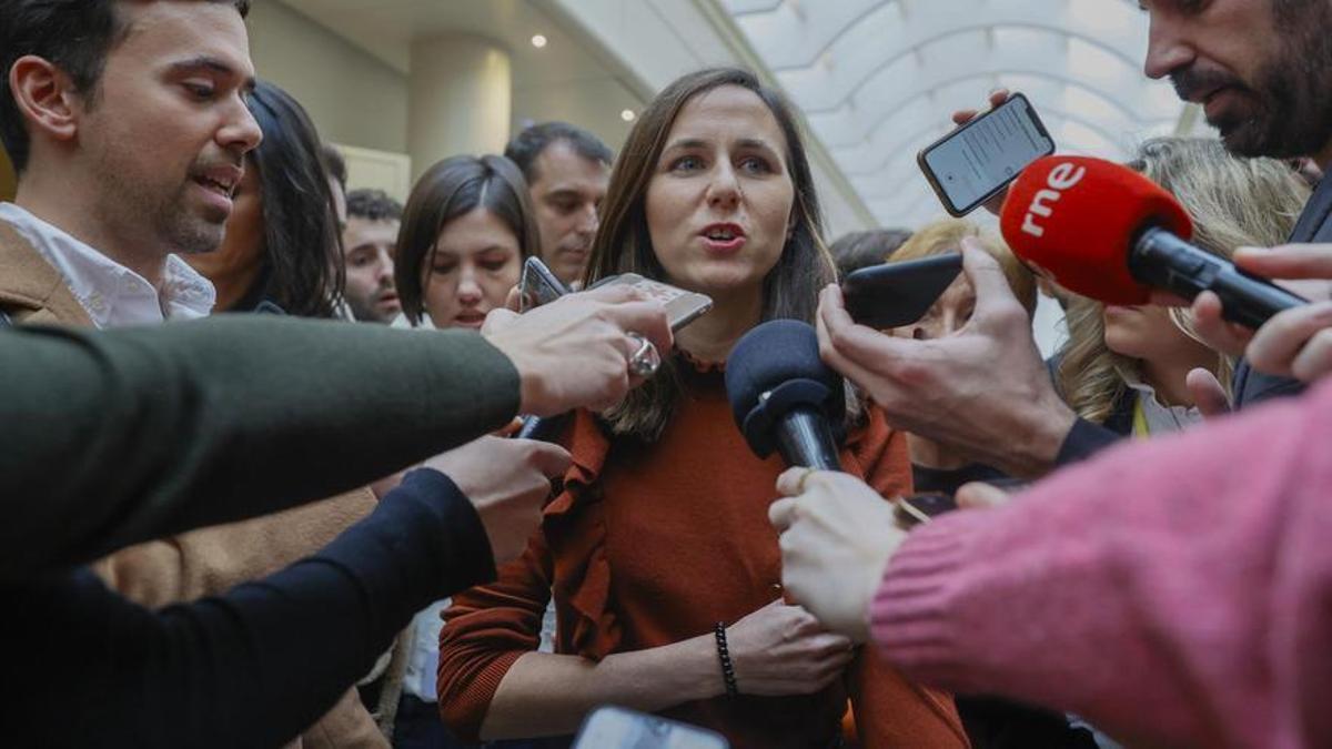 Ione Belarra, en declaraciones a periodistas en los pasillos del Senado.