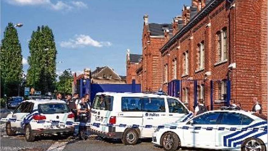 Desplegament de policies ahir a la comissaria de Charleroi, on K.B. va atacar amb un matxet dues agents.