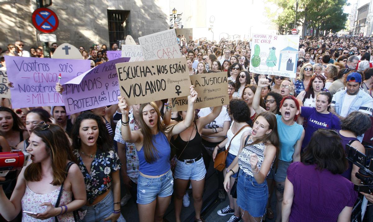 Manifestación en Zaragoza en contra de la primera sentencia por la agresión sexual en grupo de La Manada en Sanfermines.