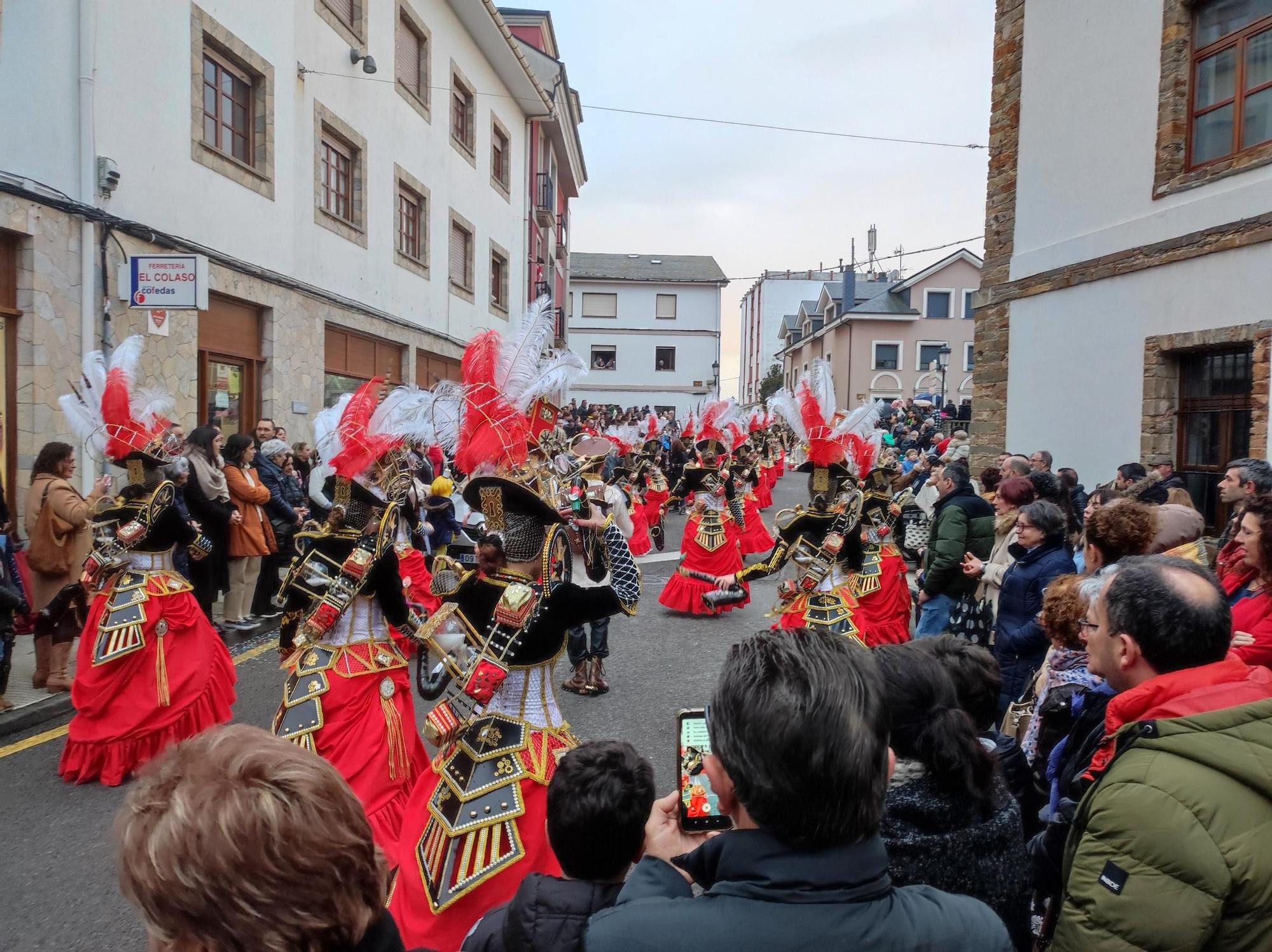 En imágenes: Las calles de Tapia se llenan para ver su vistoso desfile de Carnaval