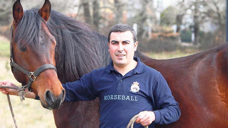 Fernando Regalade y su nuevo caballo, Fachuco, ayer, en la parroquia lalinense de Feás.  // Bernabé/Gutier