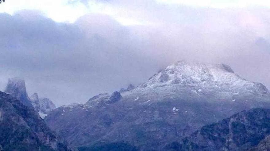 El Picu Urriellu (izquierda) y el Albo, ayer, desde Vano (Cabrales).