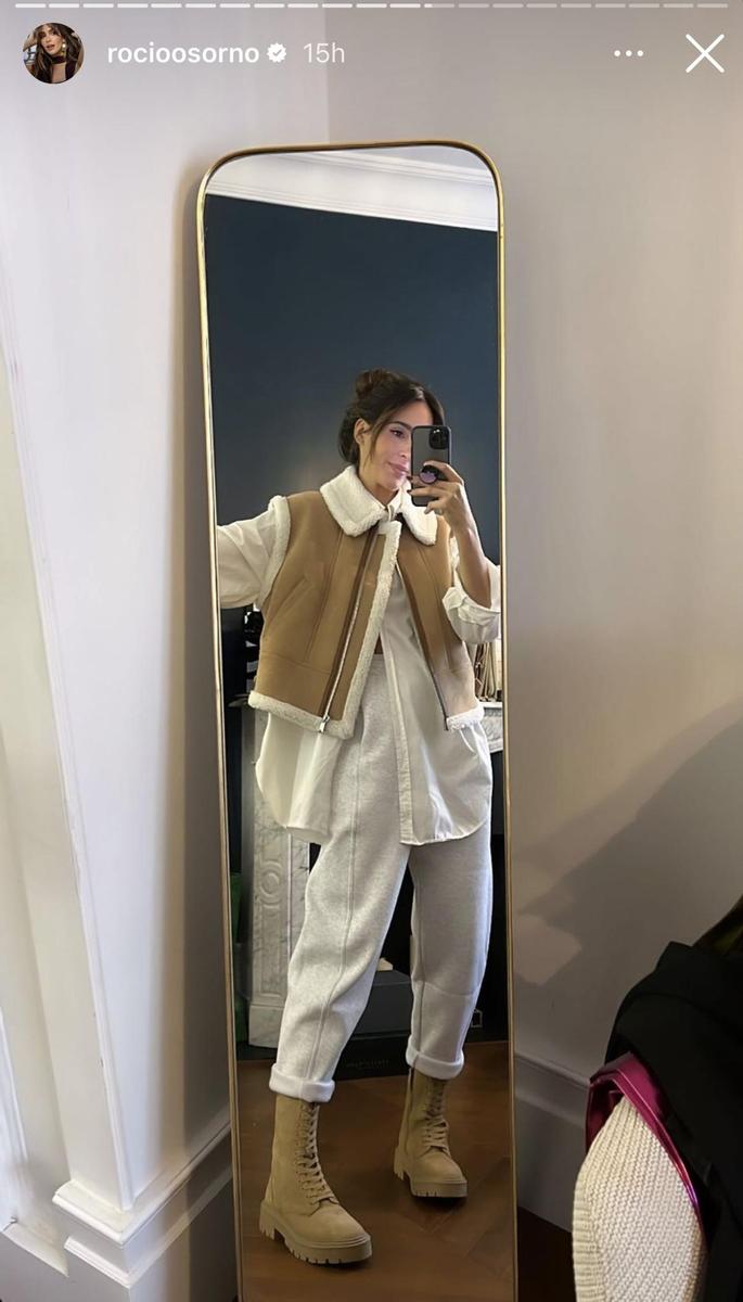 Rocío Osorno con joggers y chaleco de borreguito
