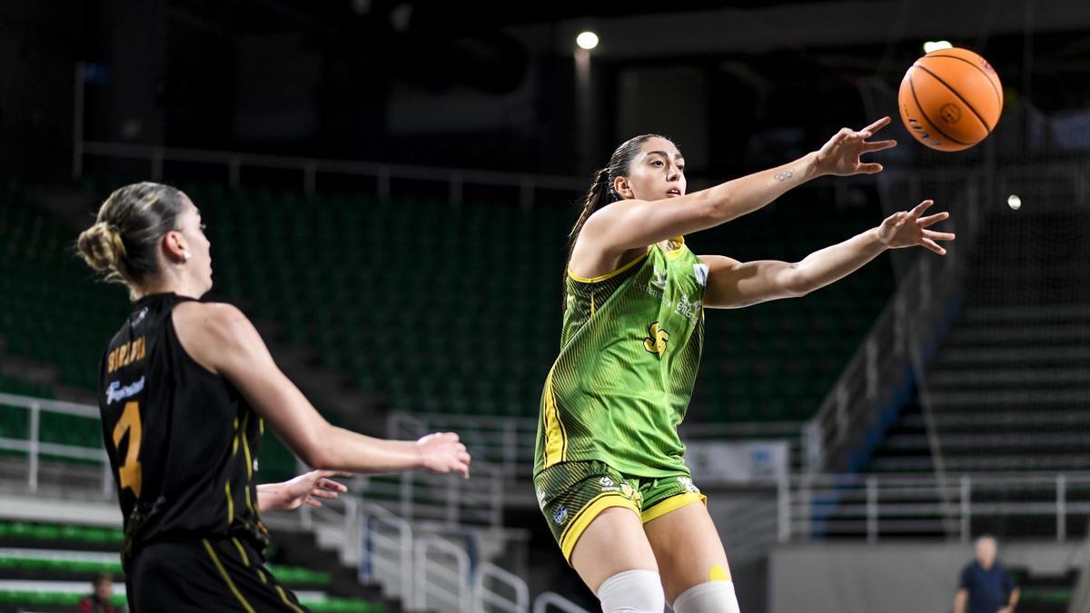 Victoria Gauna, a la derecha, en el partido ante el Paterna.