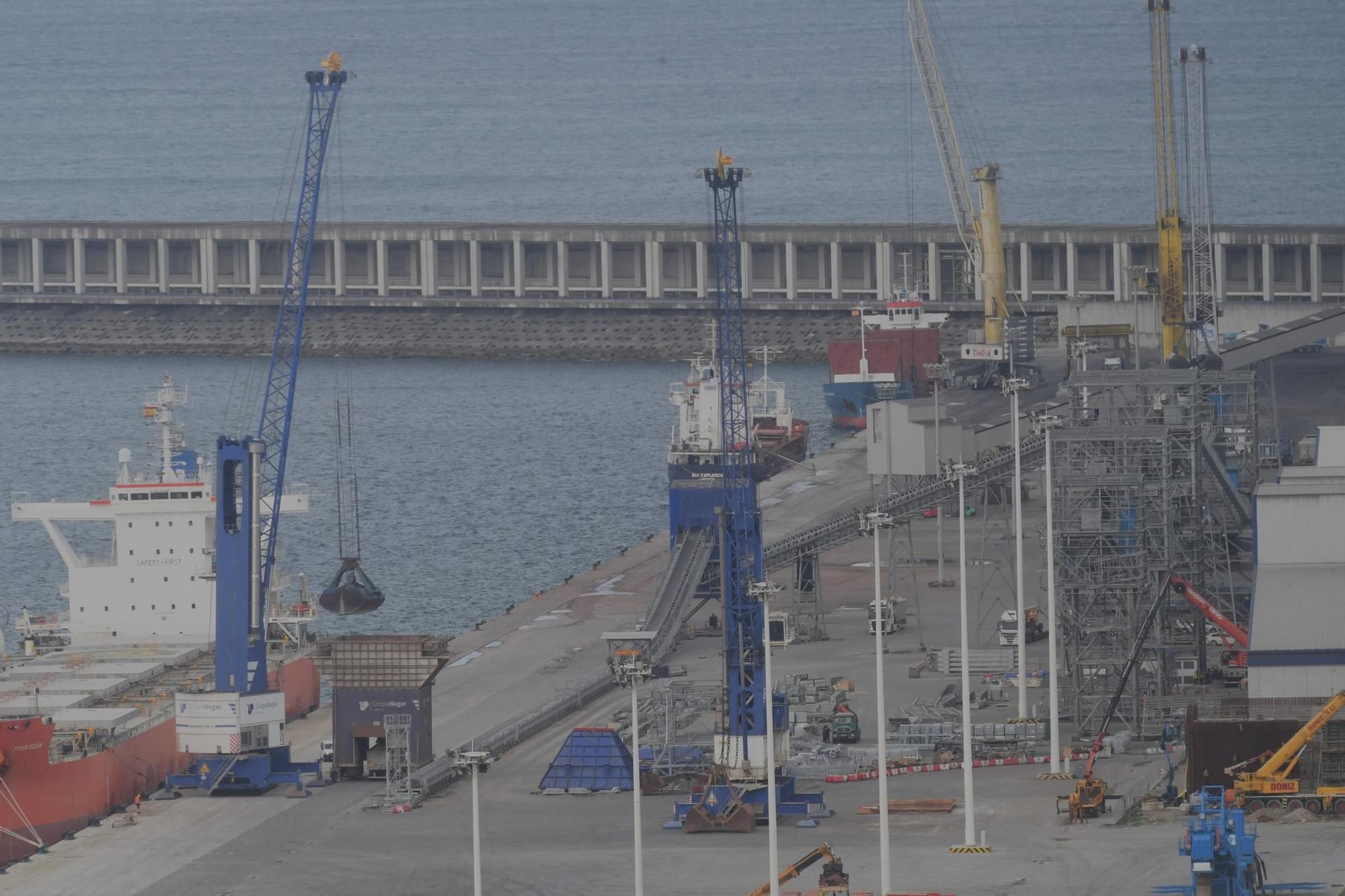 Atraca en el puerto exterior un carguero que navega con propulsión eólica