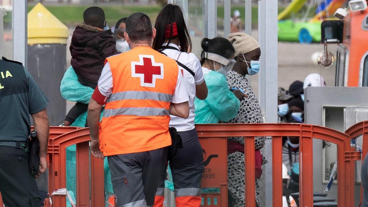 Salvamento rescata en Tenerife a 37 inmigrantes en una patera, entre ellos ocho menores