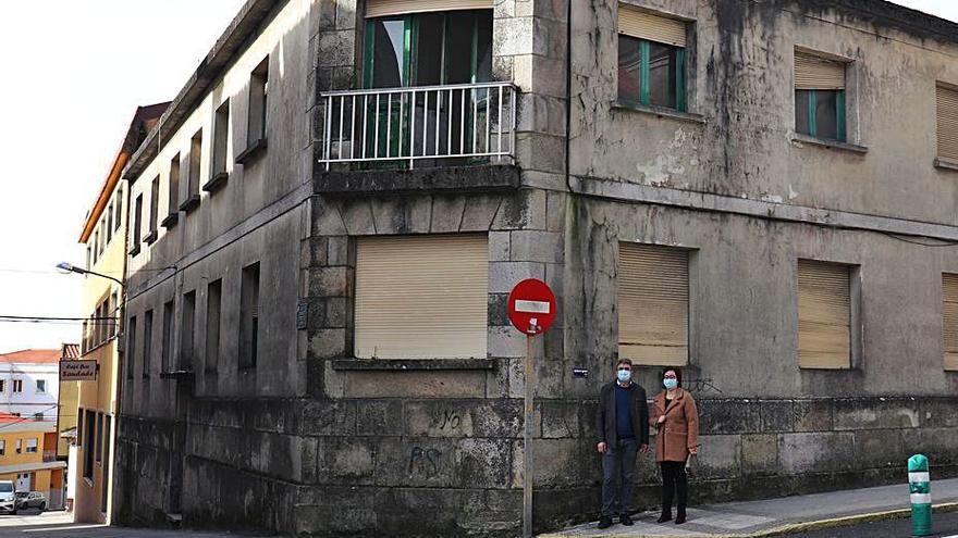 Lomba y Magallanes, ante el edificio que acogerá la obra.  | // D.P.