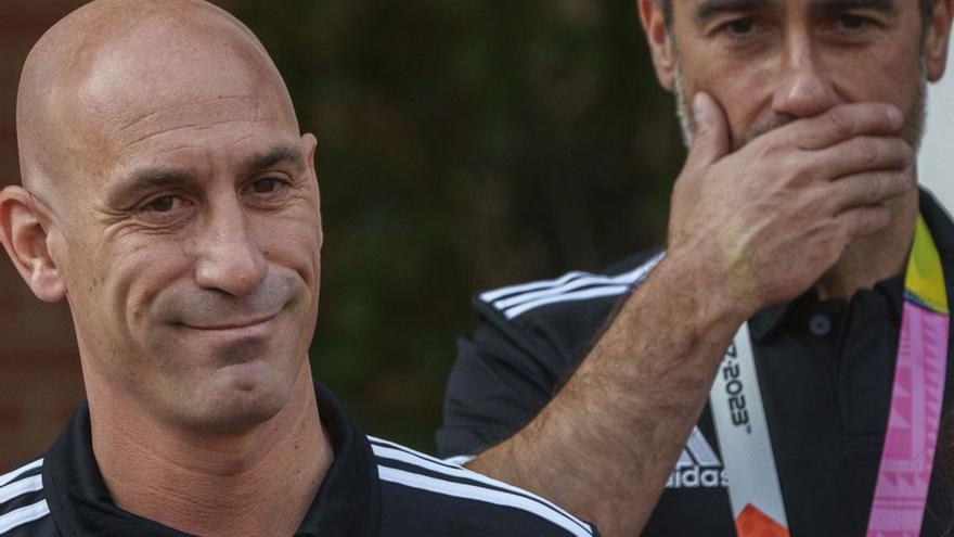 Verbandschef Luis Rubiales (li.) und Trainer Jorge Vilda. | FOTO: MANU FERNÁNDEZ/AP/DPA