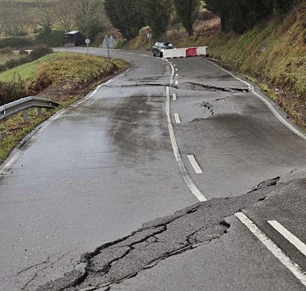 La grieta que corta la carretera en Muncó, en el límite entre Gijón y Siero.