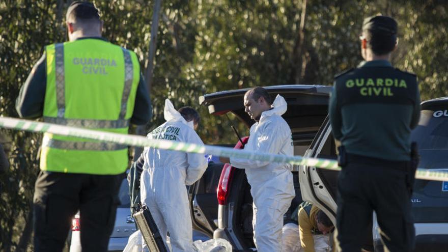 Continúa la investigación en el lugar del crimen.