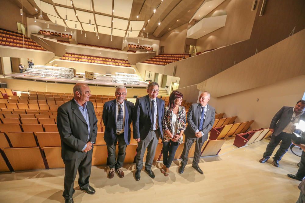 Visita de Puig al Auditorio Internacional de Torrevieja que estrena programación permanente tras seis años infrautilizado