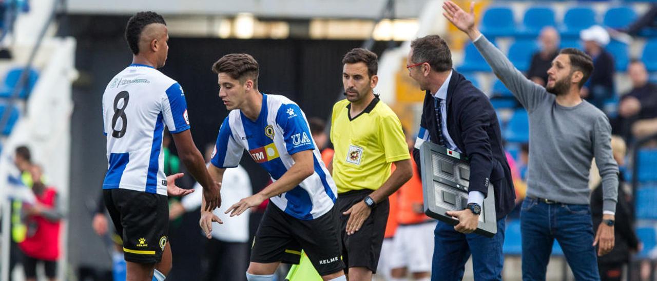 Pedro Torres, que hoy será titular, entra en el campo en sustitución de Alvarado ante el Conquense.