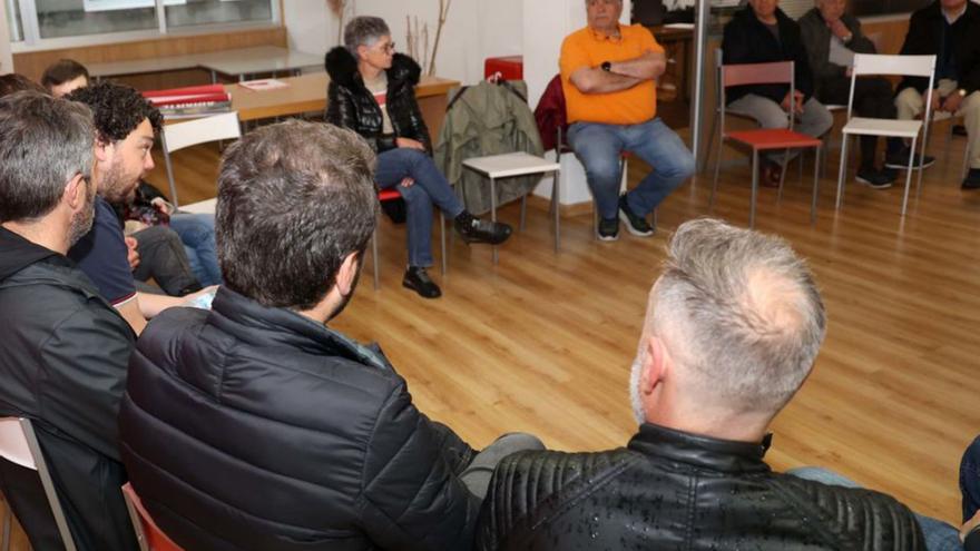 La reunión celebrada en la sede del PSOE de Vilagarcía.   | // NOÉ PARGA