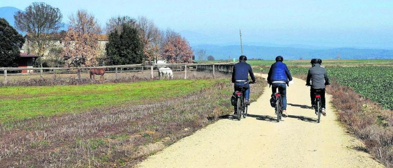 Uns ciclistes passant per un tram del nou itinerari el dia que es va inaugurar. | PERE DURAN