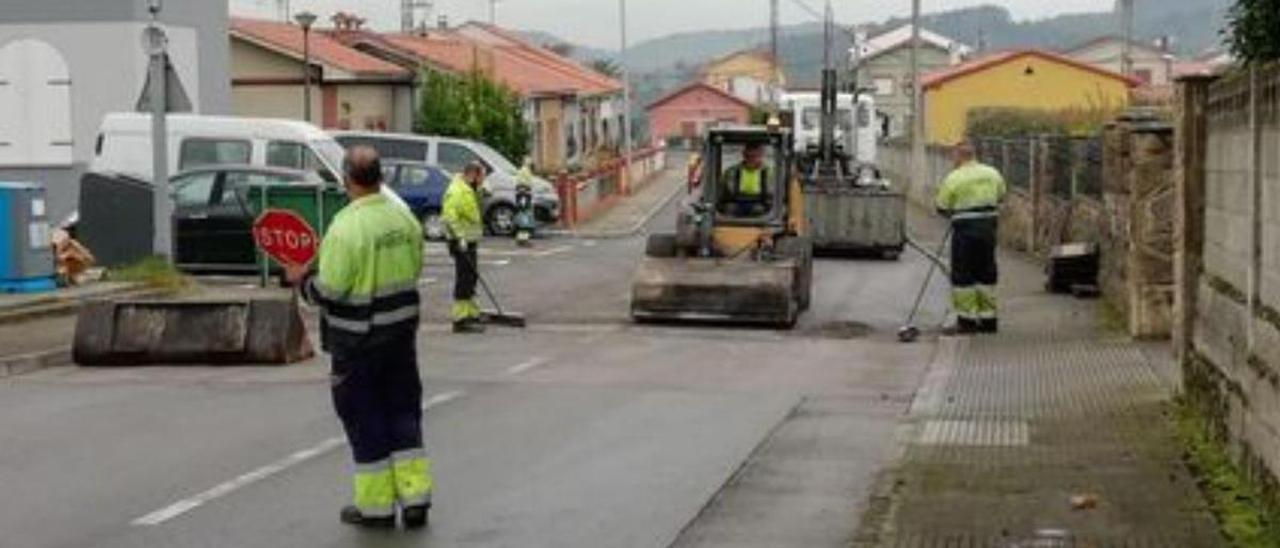 Obreros asfaltando una calle en Los Campos.