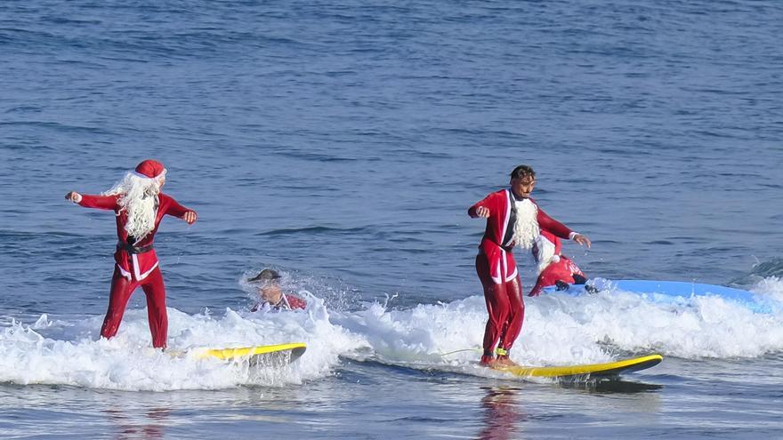 Papás Noel hacen surf en La Cícer