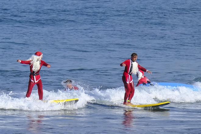 Papás Noel hacen surf en La Cícer