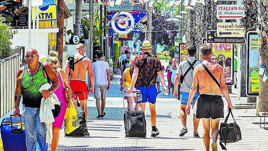 Turistas ingleses en Benidorm tras la cuarentena declarada por el Gobierno británico.