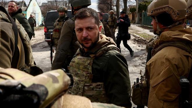 El presidente de Ucrania, Volodimir Zelenski, visita Bucha tras la masacre que ha asolado la ciudad.