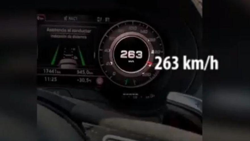 Conduce a 263 km/h con una sola mano y se graba en vídeo