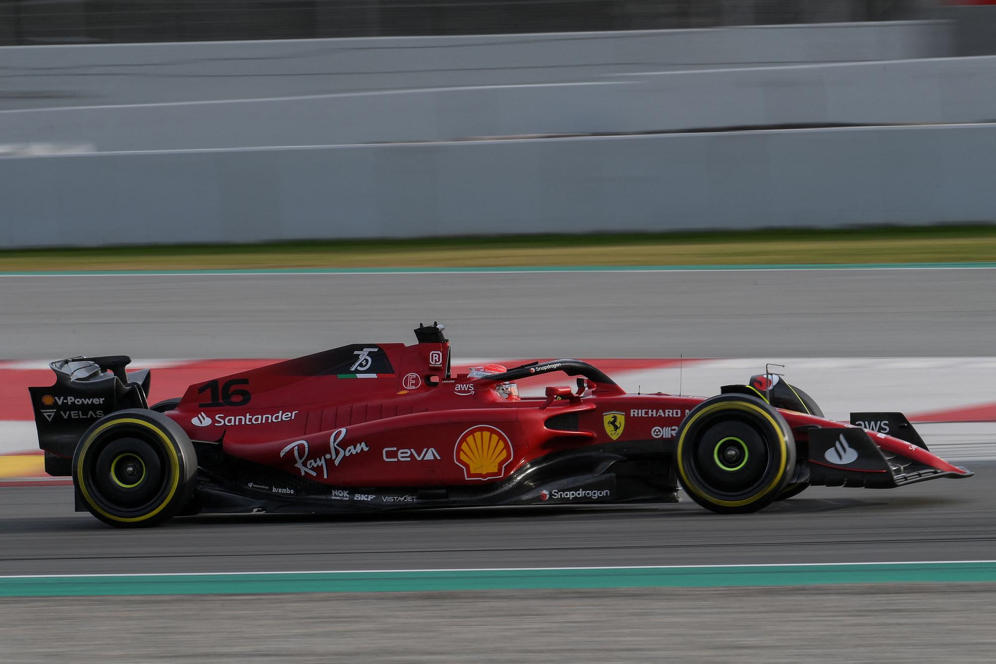 Charles Leclerc durante la segunda jornada de los test de Barcelona