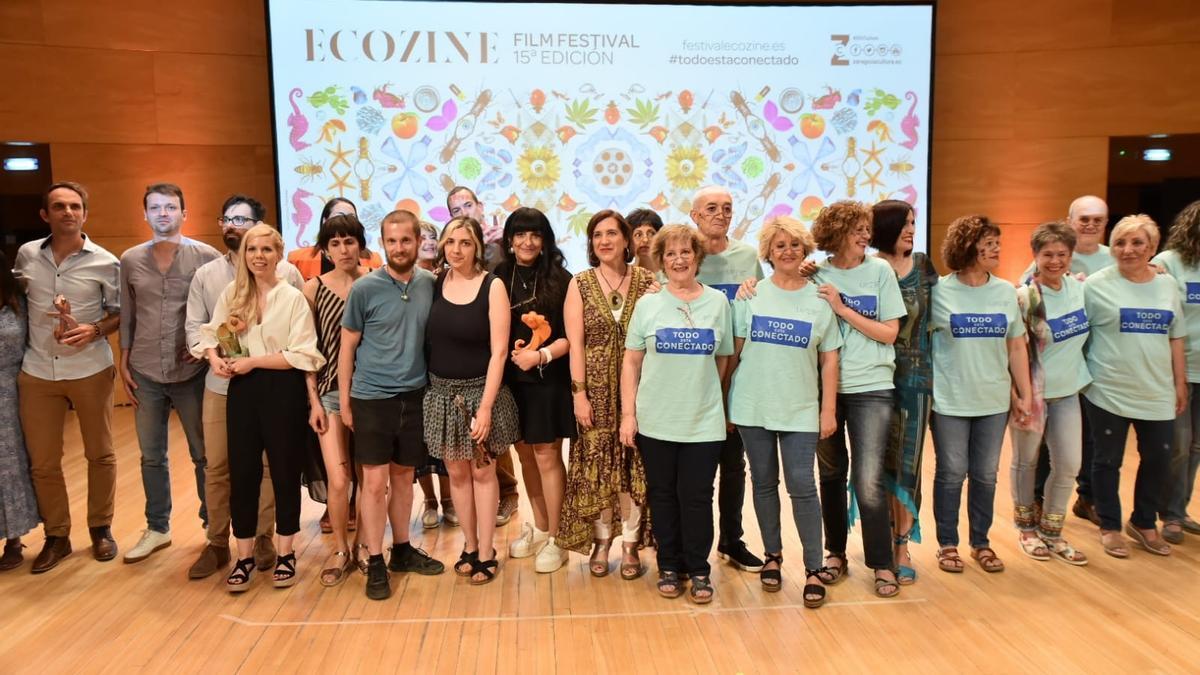 La foto de familia con muchos de los premiado en la gala de clausura de Ecozine.