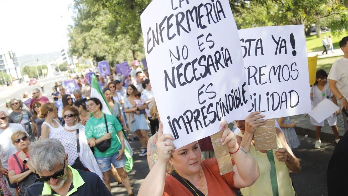 Participantes en la manifestación realizada este sábado muestran sus reivindicaciones.