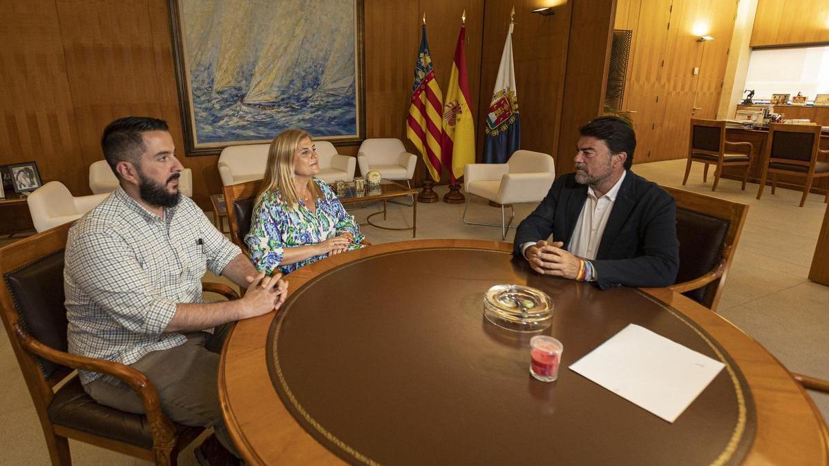 Barcala junto a los dos portavoz de Vox en el Ayuntamiento de Alicante, en una reunión, en imagen de archivo