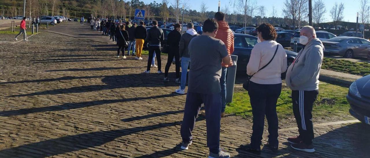 Un fallo en el sistema informático prolongó las colas de vacunación ayer en la Cidade da Cultura.