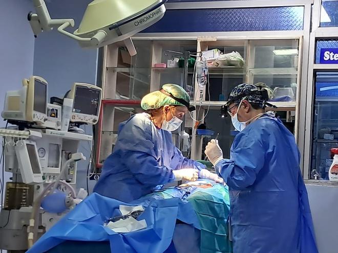 Fotogalería | Las imágenes de la labor de dos cirujanos del hospital de Plasencia en Uganda