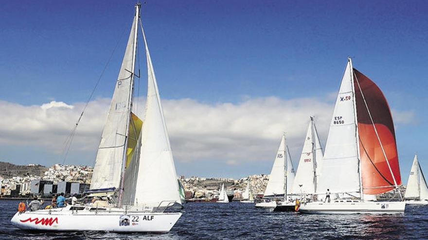 Quince cruceros de la flota en el momento que se alejan de la bahía. |