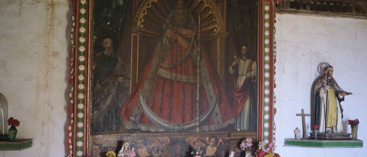 Un cuadro de la Virgen de Candelaria y san Gonzalo presidente el altar.