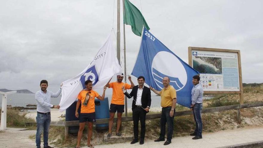 Pita, Sueiro y Deza izan las banderas. // Santos Álvarez