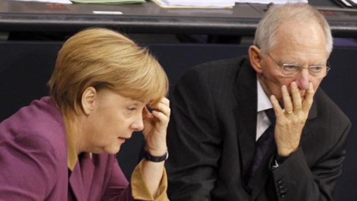 Angela Merkel, con el ministro de Finanzas, Wolfgang Schaeuble, este viernes.