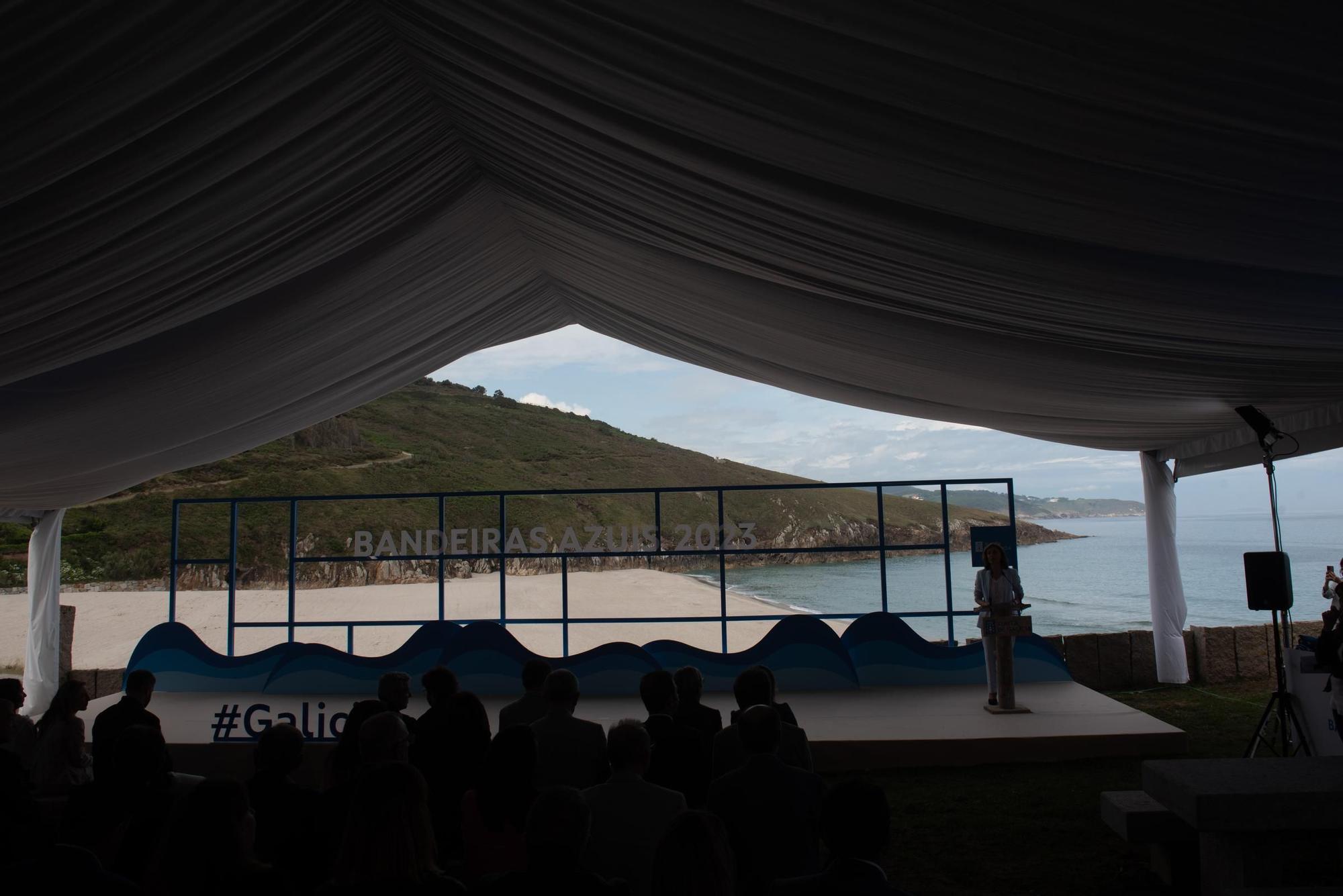 Las banderas azules de A Coruña y toda Galicia se reparten en la playa de Valcovo