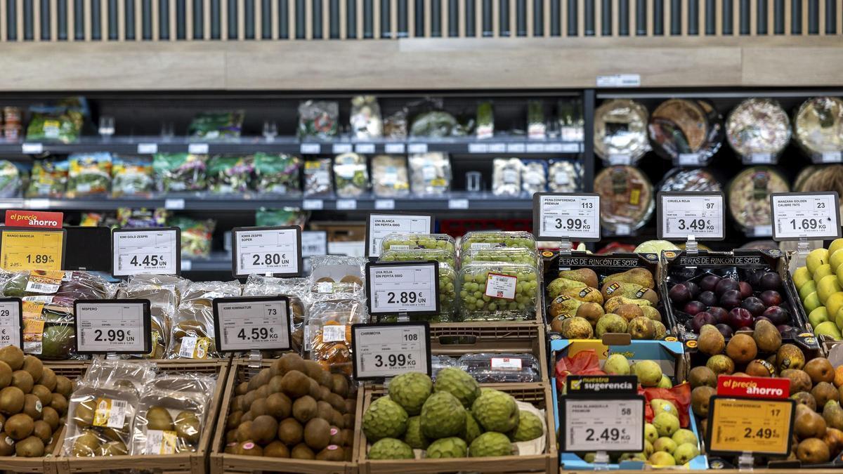 Puesto de frutas y hortalizas en un supermerado, en una imagen de archivo.